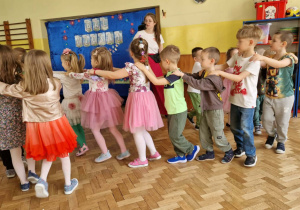 Dzieci tańczą na balu wiosny