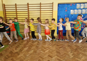 Dzieci tańczą na balu wiosny