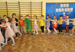 Dzieci tańczą na balu wiosny