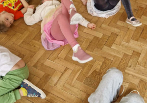 Dzieci uczestniczą w zabawie ruchowej