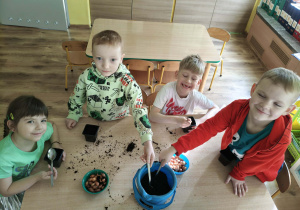 Dzieci sadzą roślinki