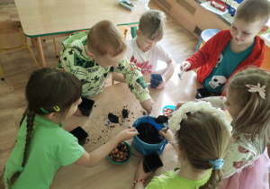 Dzieci sadzą roślinki