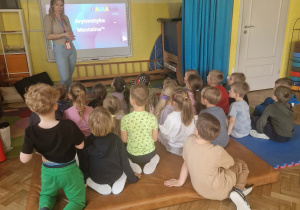 dzieci uczestnicza w warsztatach analitycznych