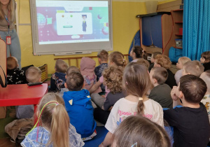 dzieci uczestnicza w warsztatach analitycznych