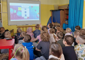 dzieci uczestnicza w warsztatach analitycznych