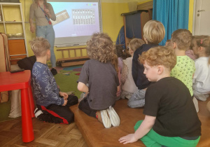 dzieci uczestnicza w warsztatach analitycznych