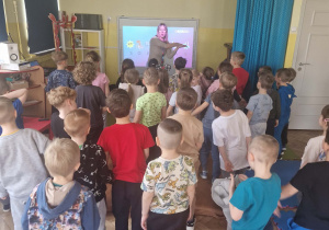 dzieci uczestniczą w zabawie