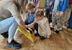 dzieci manipuluja na dużym liczydle liczydle