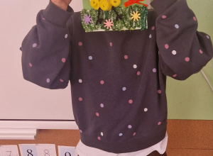 Dziewczynka trzyma pracę plastyczną