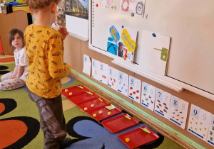 Chłopiec wybiera pracę , która najbardziej jej się podoba