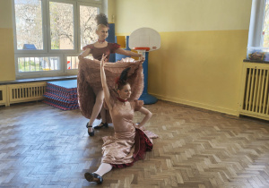 Baletnice w pięknych strojach tańczą