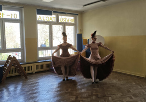 Baletnice w pięknych strojach tańczą