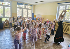 Dziewczynki tańczą z baletnicą