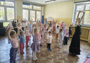 Dziewczynki tańczą z baletnicą