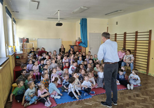 Dzieci w oczekiwaniu na występ