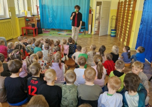 Pan prowadzący wita się z dziećmi na koncercie