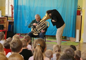 Pan wkłada głowę do Tuby