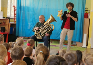 Pan wyciągnął z instrumentu maskotkę kury