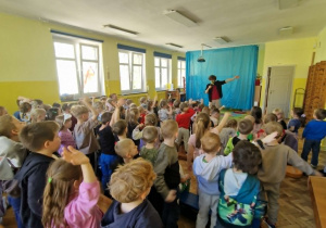 dzieci tańczą w trakcie koncertu