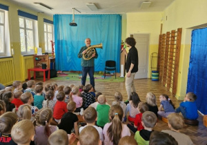 Pan opisuje dzieciom wygląd instrumentu
