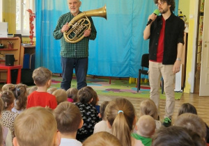 Pan prezentuje instrument dzieciom