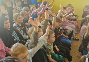 Dzieci machają rękoma do muzyki