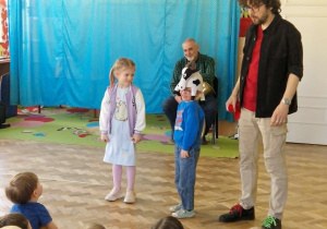 Chłopiec ma na głowie czapkę byka