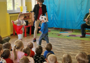 dzieci odgrywaja scenkę korridy