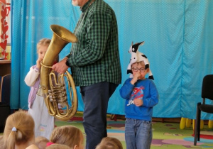 Dziewczynka dmucha w ustnik