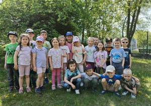 dzieci pozują do zdjęcia