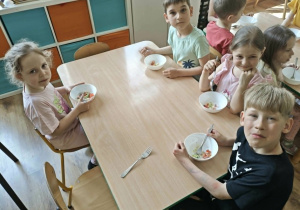 dzieci degustują sałatkę