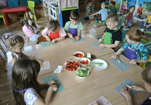 dzieci kroją warzywa na sałatkę
