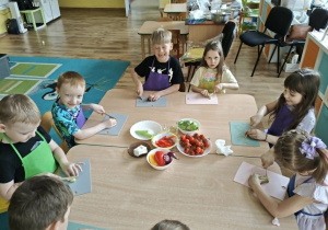 dzieci kroją warzywa na sałatkę