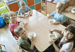 dzieci degustują sałatkę