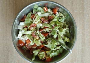 Sałątka grecka wykonana przez dzieci