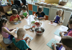 dzieci kroją warzywa na sałatkę