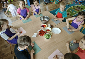 dzieci kroją warzywa na sałatkę