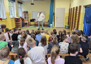 Pan Witek wita się z dziećmi
