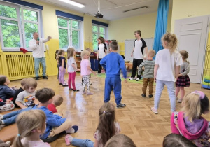 Dzieci próbują swoich sił w breakdance