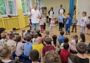 Dzieci próbują swoich sił w breakdance