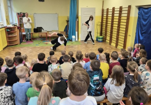 Chłopcy prezentują swoje umiejętności taneczne w breakdance