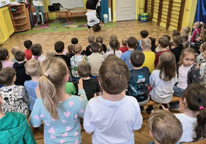 Chłopcy prezentują swoje umiejętności taneczne w breakdance