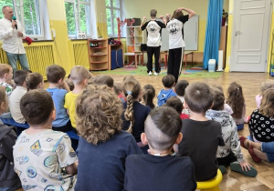 Goście reklamują szkołę taneczną do której uczęszczają