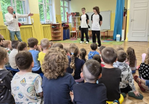 Pan Witek przedstawia gości dzisiejszego koncertu