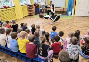 Chłopcy prezentują swoje umiejętności taneczne w breakdance