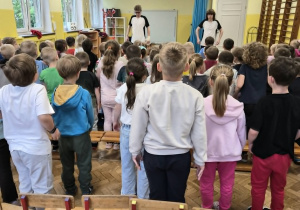 dzieci robią z gośćmi rozgrzewkę