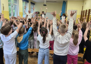 dzieci robią z gośćmi rozgrzewkę