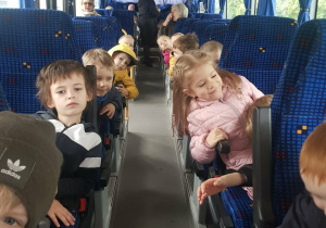 Dzieci podczas jazdy autokarem