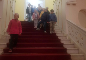 Dzieci na schodach w teatrze