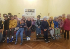 Dzieci na kanapie w teatrze